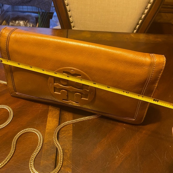 Tory Burch Tan Leather Crossbody Clutch with Gold Chain - Picture 2 of 11